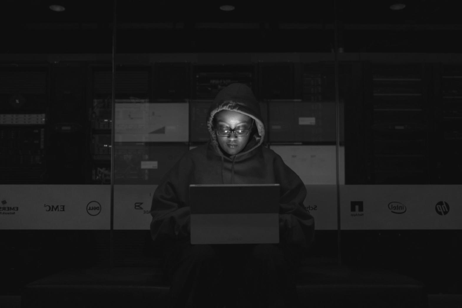 Workshop-Teilnehmer arbeiten an Datenbankoptimierung